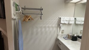 客房, 2 张大床, 无烟房 (2 QUEEN BED NON SMOKING) | 浴室 | 浴缸、吹风机、毛巾、肥皂