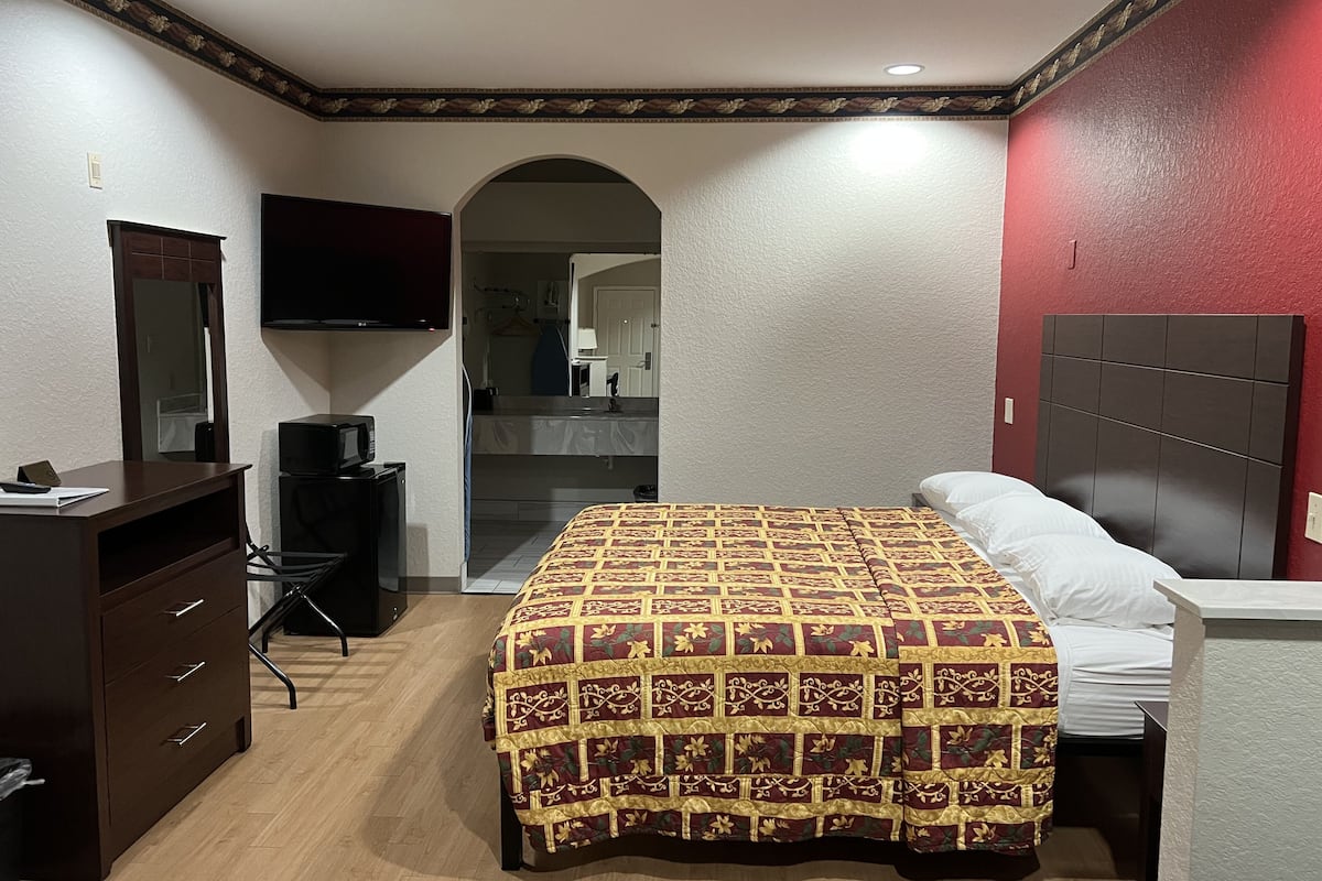 Eenvoudige eenpersoonskamer, 1 kingsize bed | Een strijkplank/strijkijzer, beddengoed