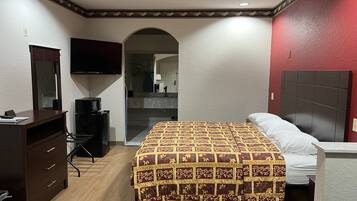 KING BED- NON SMOKING | Iron/ironing board, bed sheets