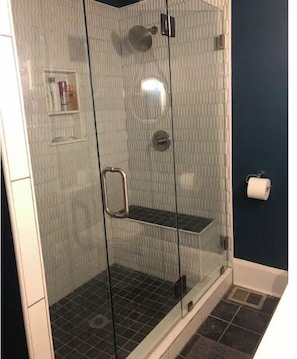 Dusche, Haartrockner, Handtücher, Seife