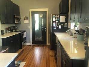 Jääkaappi, mikroaaltouuni, uuni, liesi