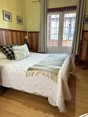 Classic Double Room, 1 Bedroom | Free WiFi, bed sheets - Hostal Casa Florencia (Puerto Varas)