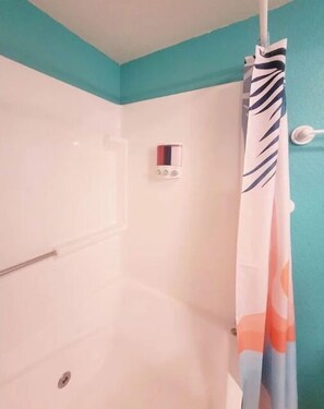 Combined shower/bathtub, hair dryer, towels, soap - OBX~Beach~Sunsets~Bike Path~Mini Golf~Lighthouses~Shops~Walking Distance~Sunrise (Kill Devil Hills)