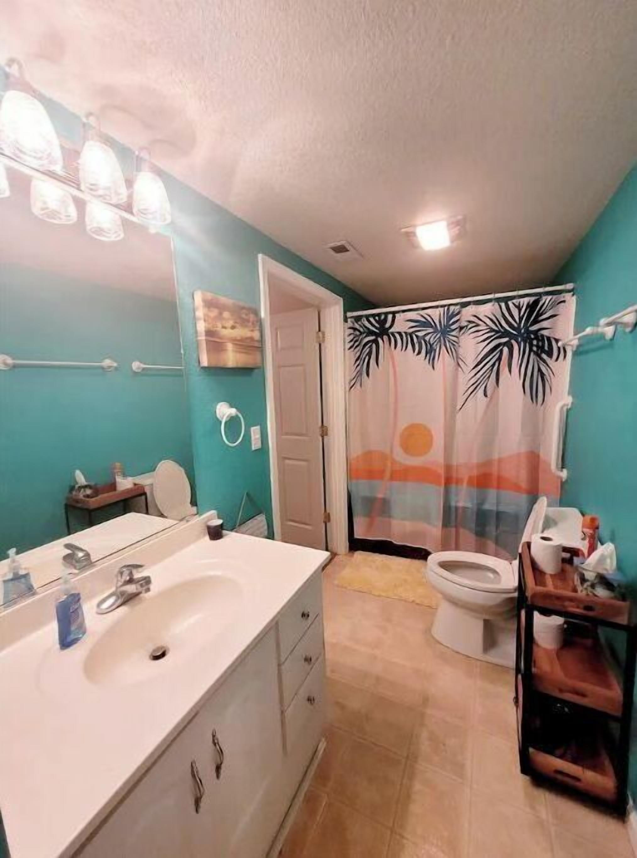 Duschwanne, Haartrockner, Handtücher, Seife