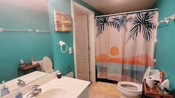 Duschwanne, Haartrockner, Handtücher, Seife