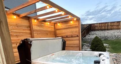 Mountainside Retreat w/ Gym & Hot Tub, Near Hiking, Minutes from AFA