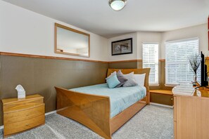5 Schlafzimmer, Schreibtisch, Bügeleisen/Bügelbrett, Reisekinderbett