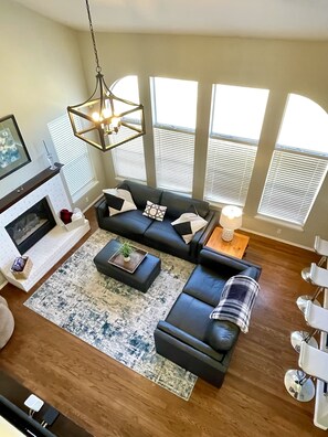 Smart-TV, Kamin, Tischfußball, Tischtennisplatte