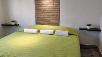 1 dormitori, planxa i posts de planxar, wifi i roba de llit