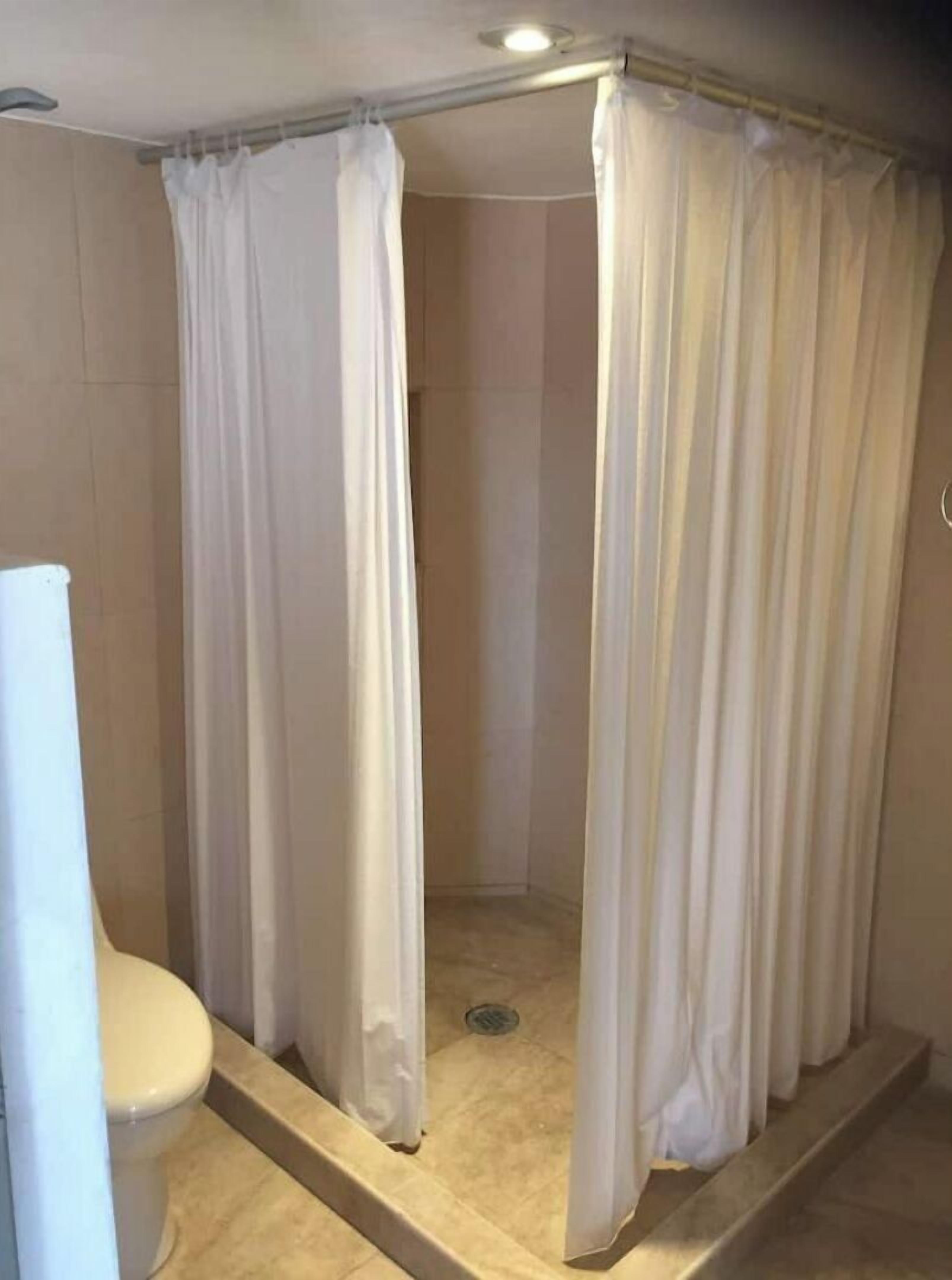 Douche, sèche-cheveux, serviettes fournies, savon