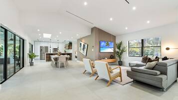 Smart TV, chimenea y tenis de mesa