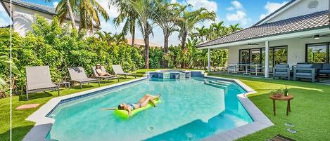 Utomhuspool och uppvärmd pool