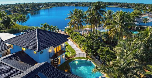 Lakefront Luxury Resort • Pool_BBQ • Entertainment