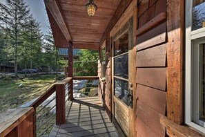 Property grounds - The Chalet @ SkyCamp: Family-friendly cabin near Stevens Pass. Adventure ready! (Skykomish)
