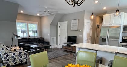 4th St Market 2 - Walk to Town Apartment in Highlands NC