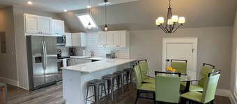 4th Street Mkt Apt 302: Convenient Walk to Main Street | 2BR Apt in Highlands