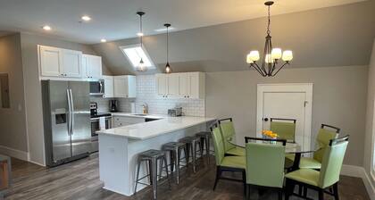 4th Street Mkt Apt 302: Convenient Walk to Main Street | 2BR Apt in Highlands