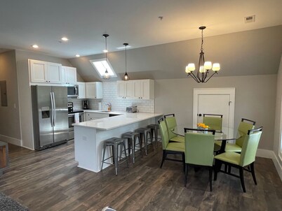 4th Street Mkt Apt 302: Convenient Walk to Main Street | 2BR Apt in Highlands