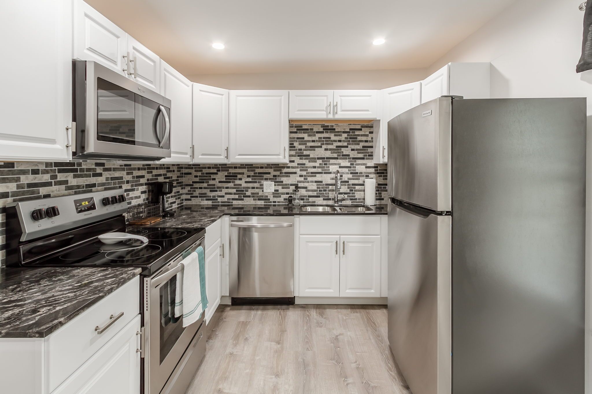 Jääkaappi, mikroaaltouuni, uuni, liesi