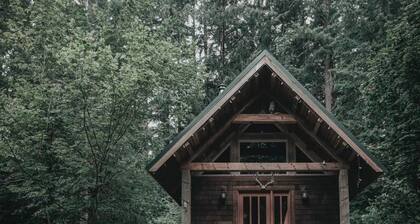 The Lodge @ SkyCamp: Cozy cabin with hot tub 15min from Stevens Pass
