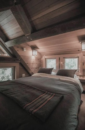 1 bedroom, free WiFi, bed sheets - The Lodge @ SkyCamp: Cozy cabin with hot tub 15min from Stevens Pass (Skykomish)