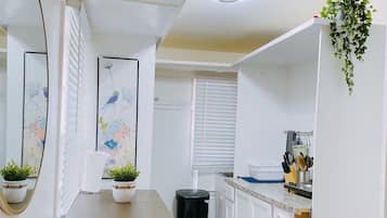 Geladeira, micro-ondas, cooktop, cafeteira/chaleira