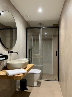 Een douche, een haardroger, handdoeken, zeep