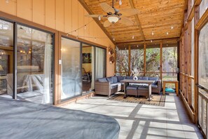 Outdoor dining - Hot Tub + Fire Pit: Creekside Gatlinburg Getaway! (Gatlinburg)