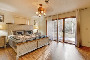 5 bedrooms, desk, iron/ironing board, free Internet - Hot Tub + Fire Pit: Creekside Gatlinburg Getaway! (Gatlinburg)