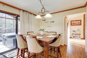 Dining - Hot Tub + Fire Pit: Creekside Gatlinburg Getaway! (Gatlinburg)