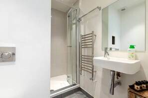 Apartamento, várias camas | Banheiro | Chuveiro, toalhas de banho