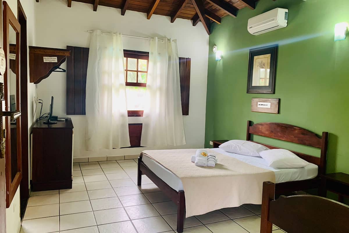 Quarto triplo luxo, vista para a piscina | Bed sheets