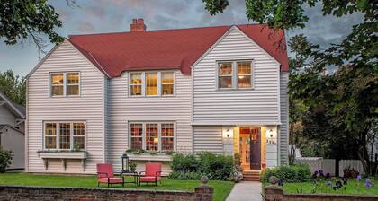 Historic Downtown Baker City Home with firepit, walk everywhere!.