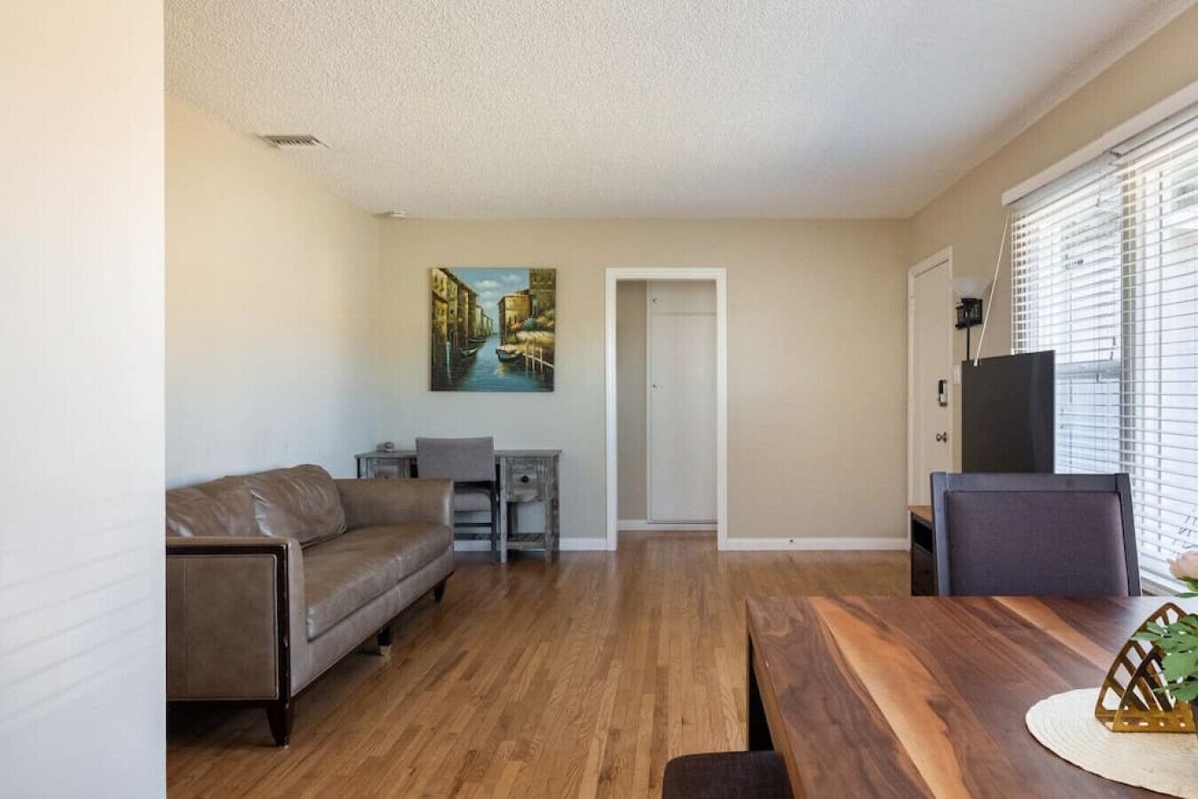 Safe Neighborhood-3bdr,1.5bath Next to Everything!