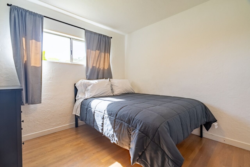 Cozy Home! Plenty of Parking. Back yard. La Verne Vrbo