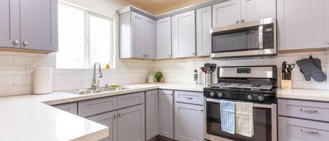 Refrigerador, microondas, horno y parrilla de estufa