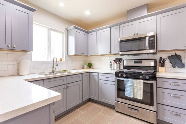 Refrigerador, microondas, horno y parrilla de estufa 