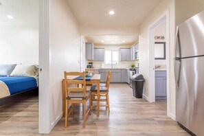 2 chambres, fer et planche à repasser, Wi-Fi, draps fournis