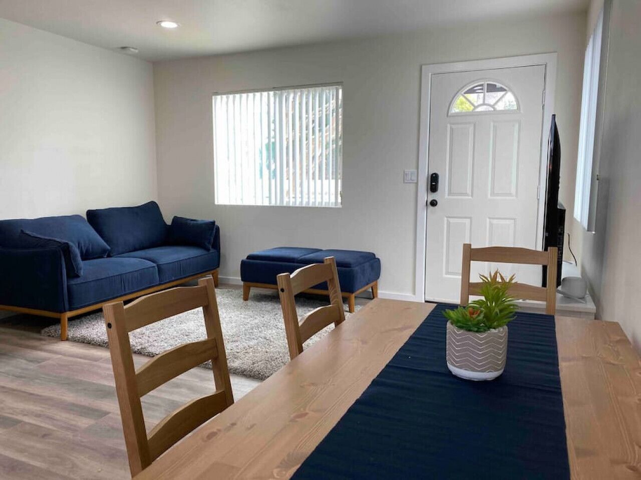Pet Friendly ! - King Bed, Bk Yard, Wifi, Parking.