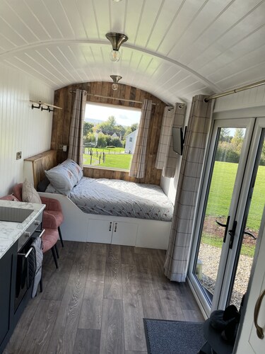 Delightful Shepherd's Hut with Log Burner and Outside Bath