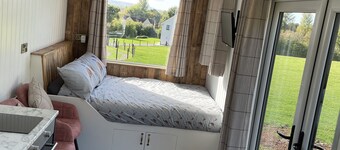 Delightful Shepherd's Hut with Log Burner and Outside Bath