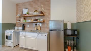 Køleskab, mikrobølgeovn, ovn, kogeplade