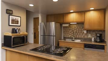 Een koelkast, een microgolfoven, een oven, een kookplaat