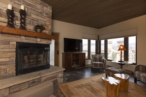 TV, fireplace, books - Eolus 523 - Managed by Purgatory Result (Durango)