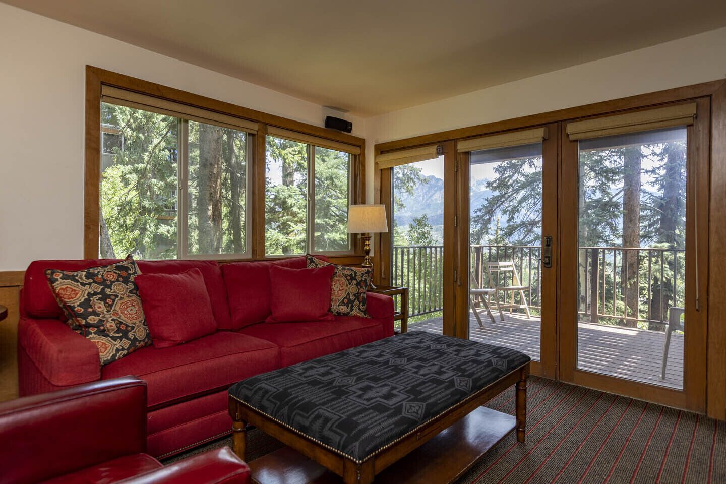 Fernseher, Kamin, Bücher