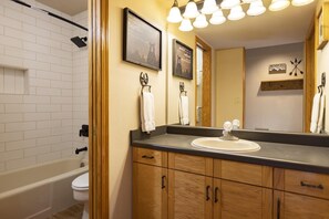 Combined shower/tub, hair dryer, towels - Kendall 233 - in the heart of Purgatory (Durango)