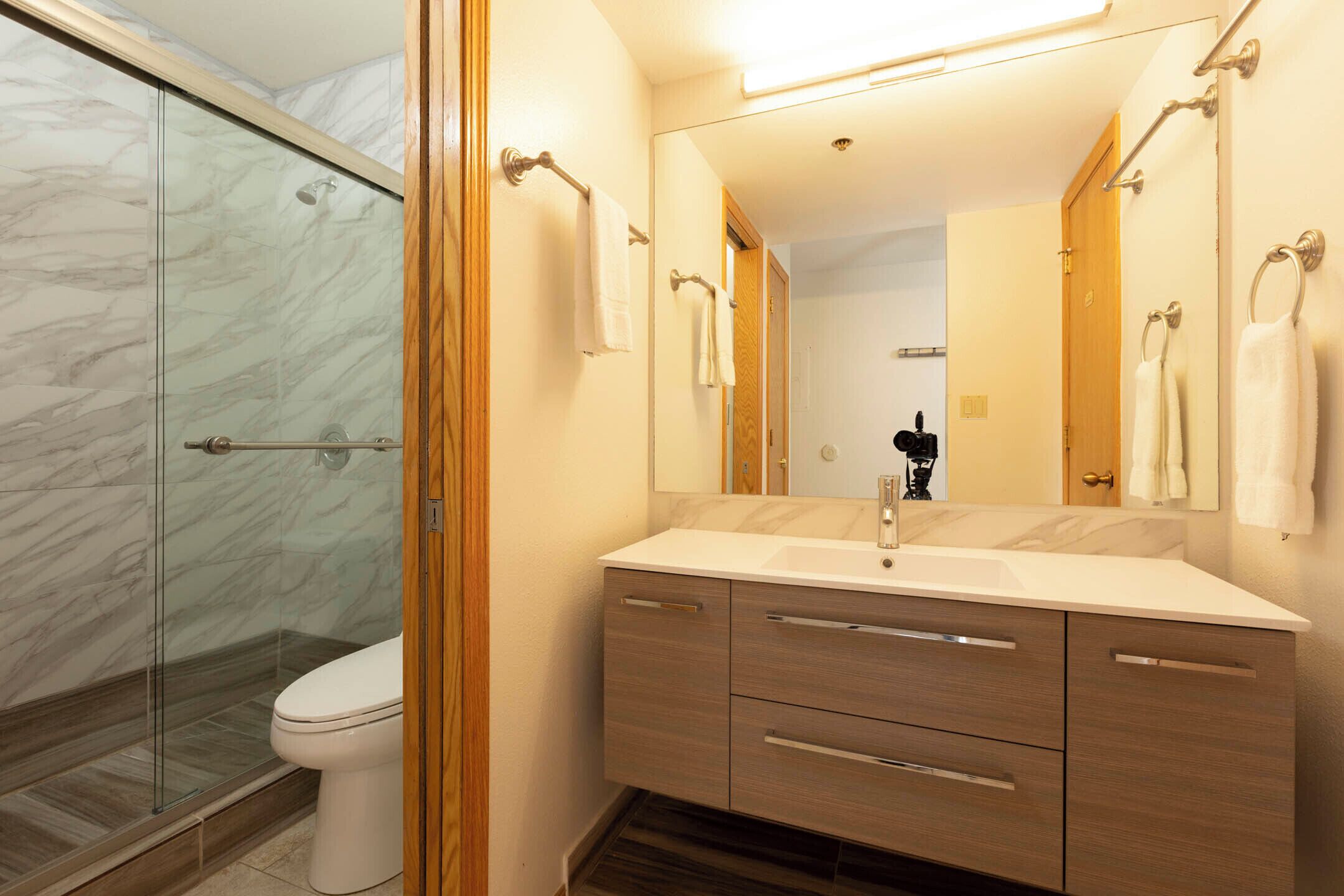 Combined shower/bathtub, hair dryer, towels