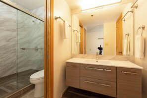 Combined shower/bathtub, hair dryer, towels - Kendall 234 - Managed by Purgatory Resort (Durango)