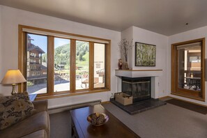 Télévision, cheminée, livres