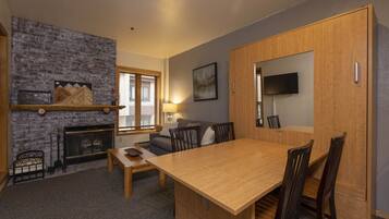 Televisión, chimenea y libros